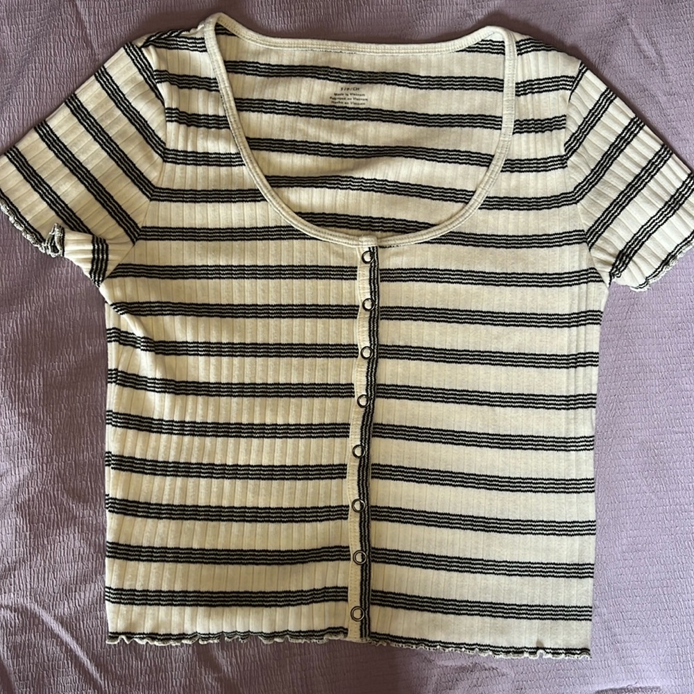 American Eagle Snap Down Cropped Tee